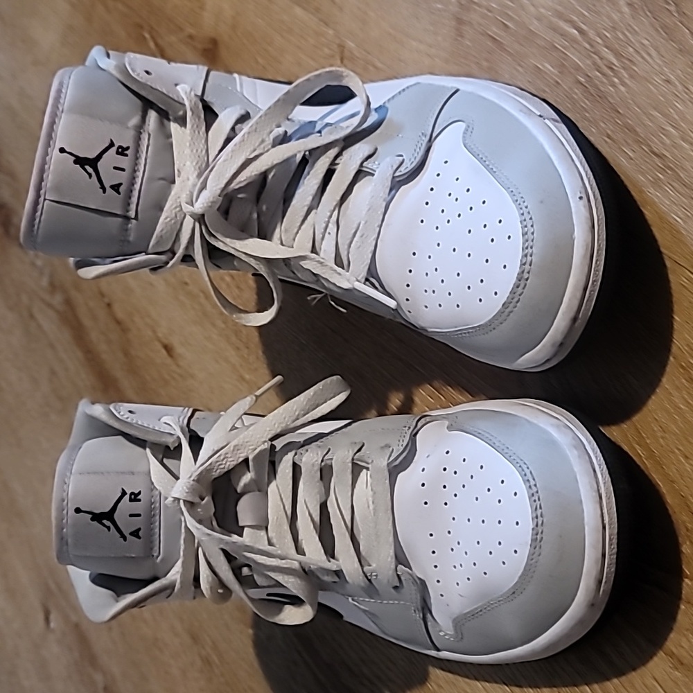 Jordan 1 Mid Light Smoke Grey